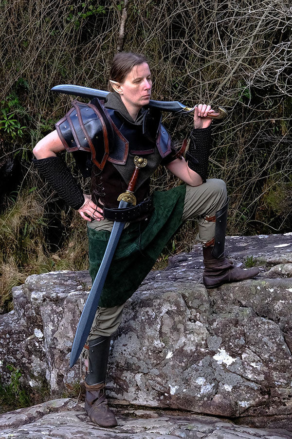 Leder Pauldrons und Gorget, schwarz braun