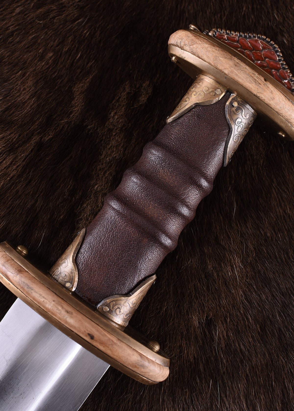 Sutton Hoo zwaard met emaille, semi-scherp