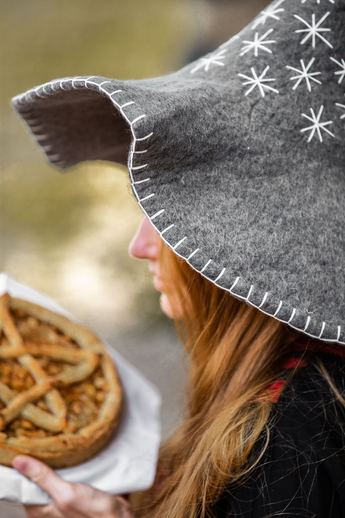 Chapeau de sorcière avec étoiles, gris, feutre de laine