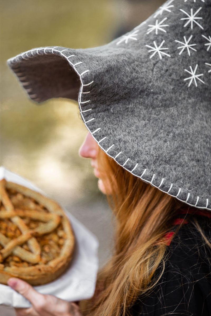 Chapeau de sorcière avec étoiles, gris, feutre de laine