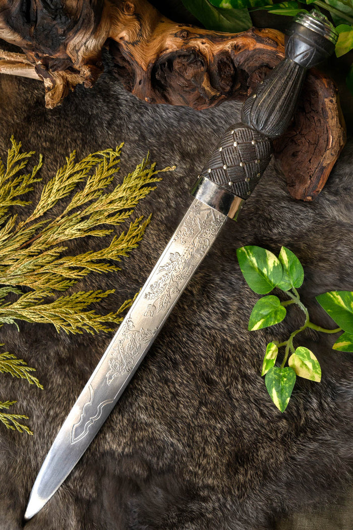 Verzierter Dirk, halbscharf