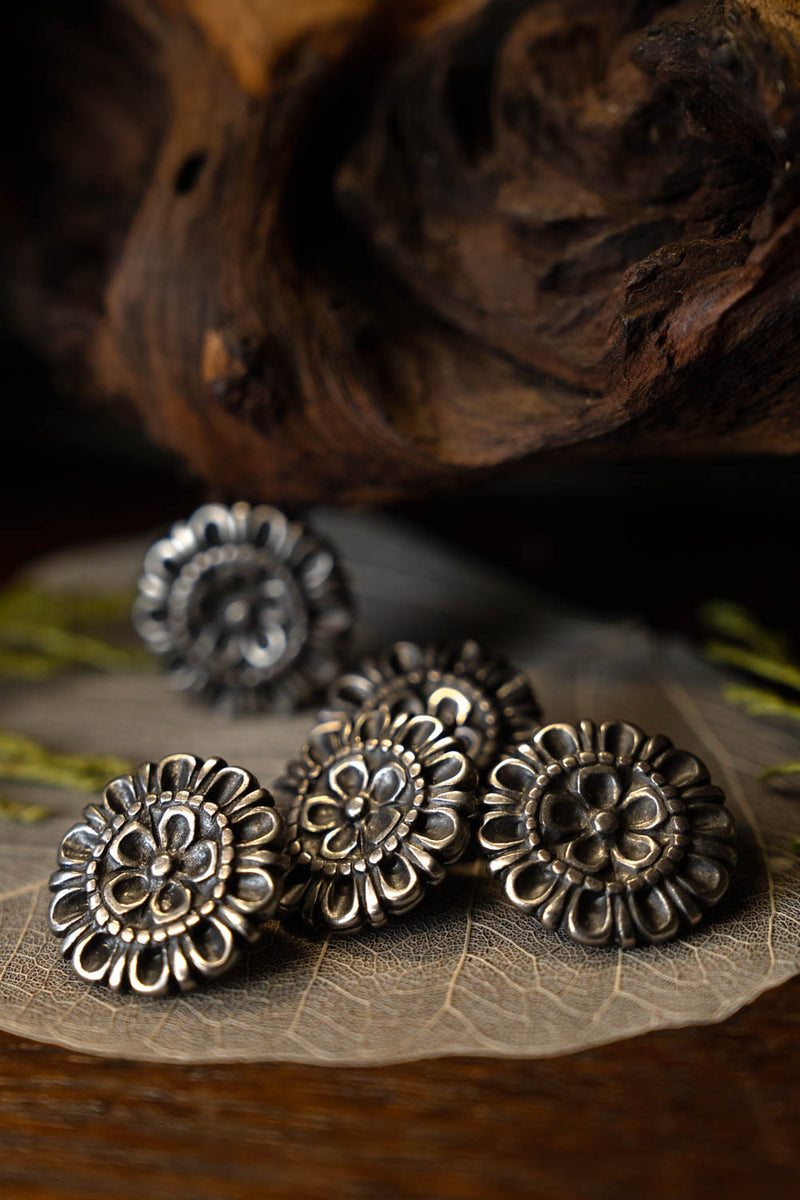 Okucia pasa z motywem kwiatowym (zestaw 5), XVI w., brąz