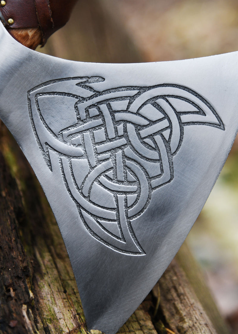 Vikingayxa, typ M, graverad, halvscharp