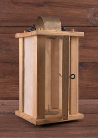 Lanterne en bois avec fenêtres en parchemin