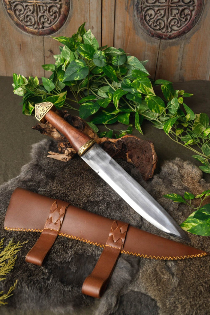 Triquetra-sax med træhåndtag, halvskarpt