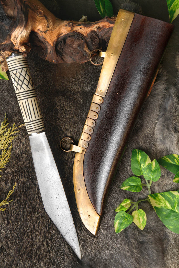 Vikingasax med benskaft, halvvass