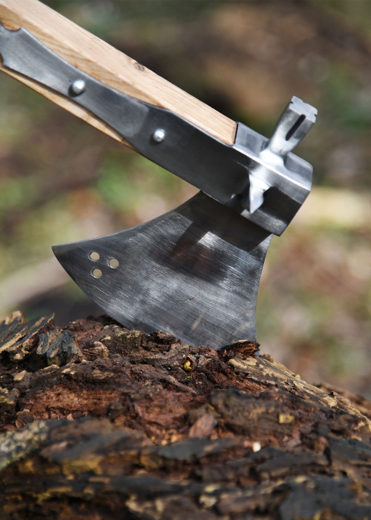 Hacha de combate con cabeza de martillo, siglo XVI, semi-afilada