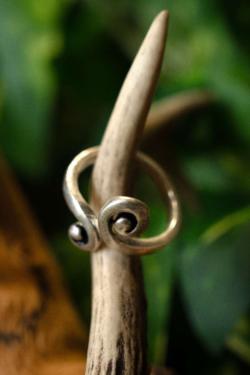 Celtycki pierścień ze stylizowanym motywem spiralnym, posrebrzany brąz