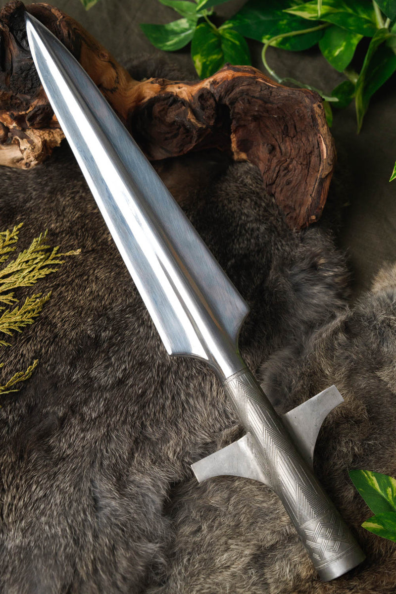 Lance ailée viking décorée, semi-tranchante