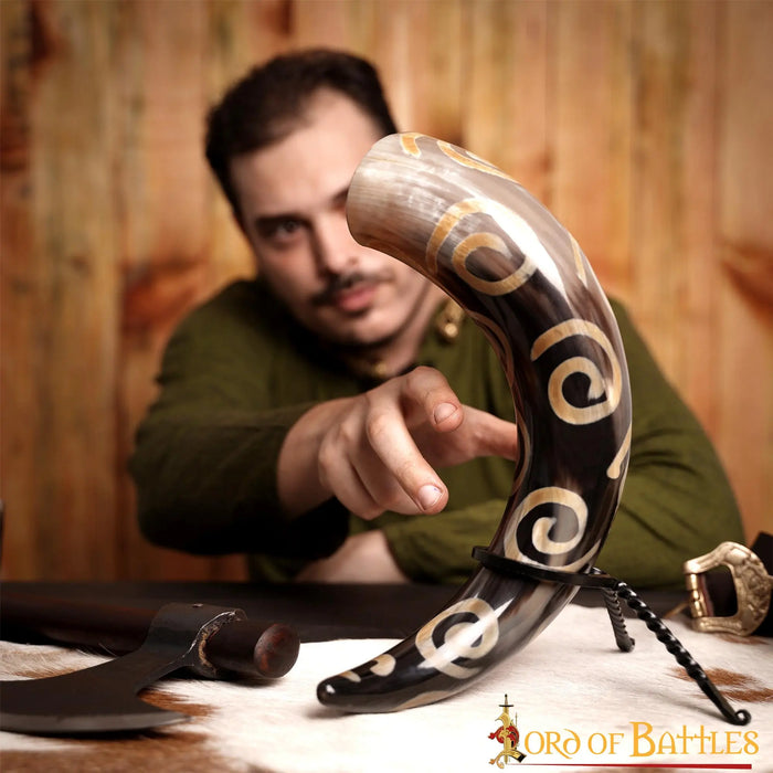 Forhistorisk drikkehorn med spiralornamentik, 300–500 ml