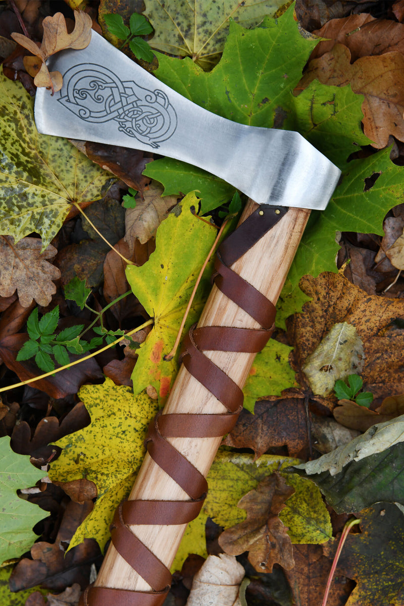 Hacha vikinga, tipo A, grabada, semi-afilada