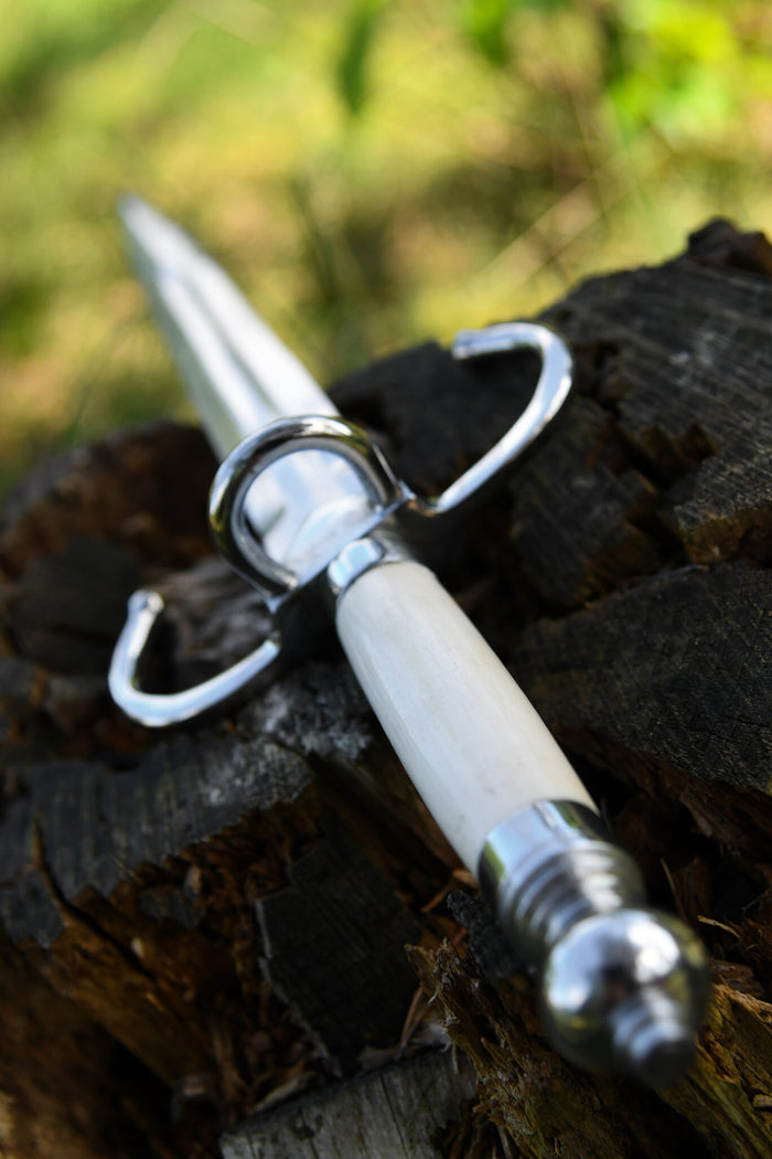 Main-gauche with bone handle, semi-sharp