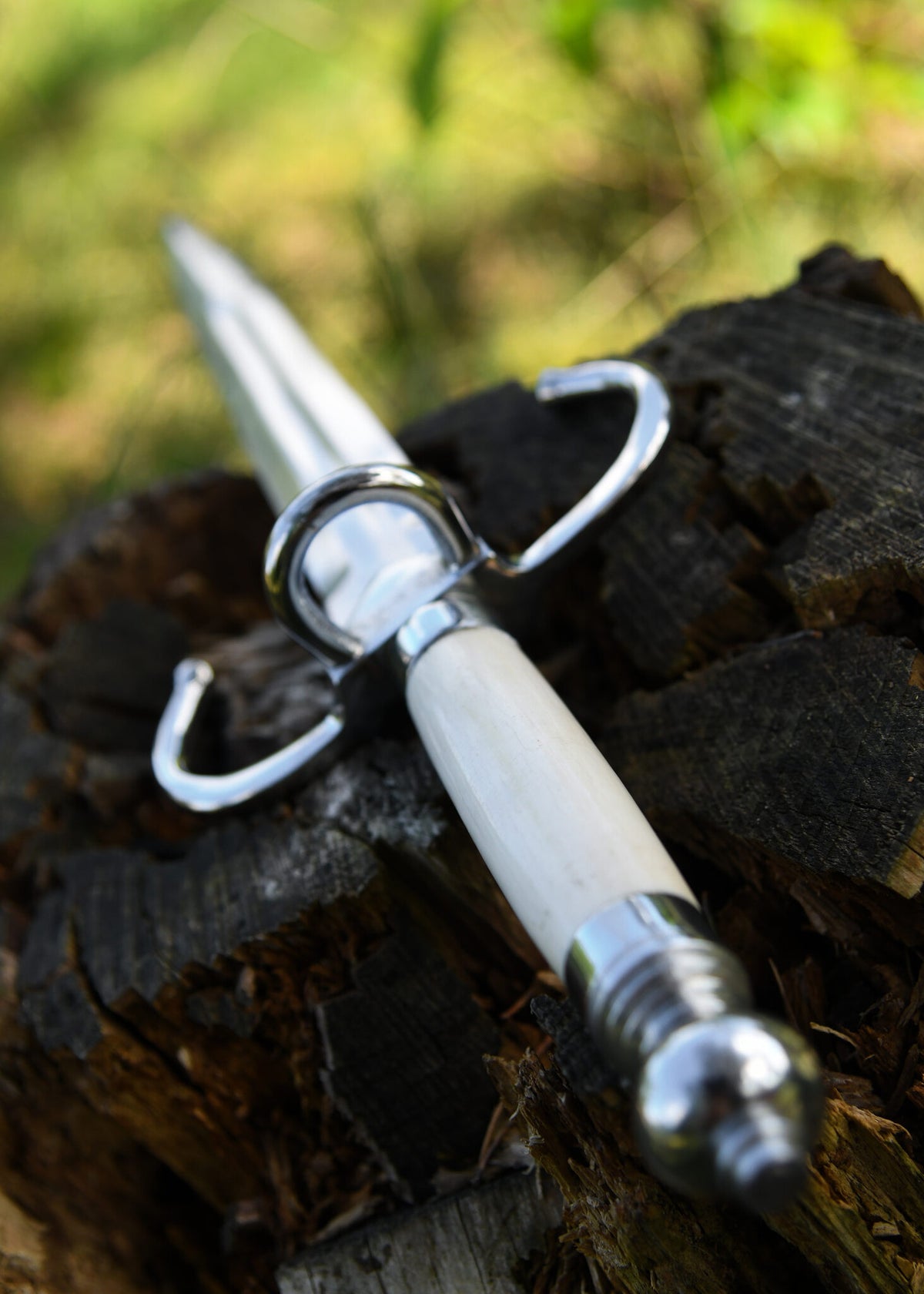 Main gauche med benhåndtag, halvskarpt