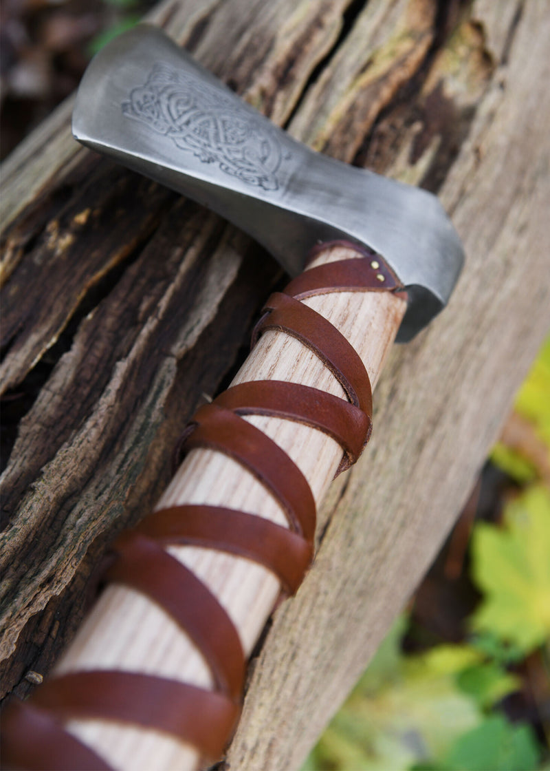 Vikingayxa, typ H, graverad, halvscharp