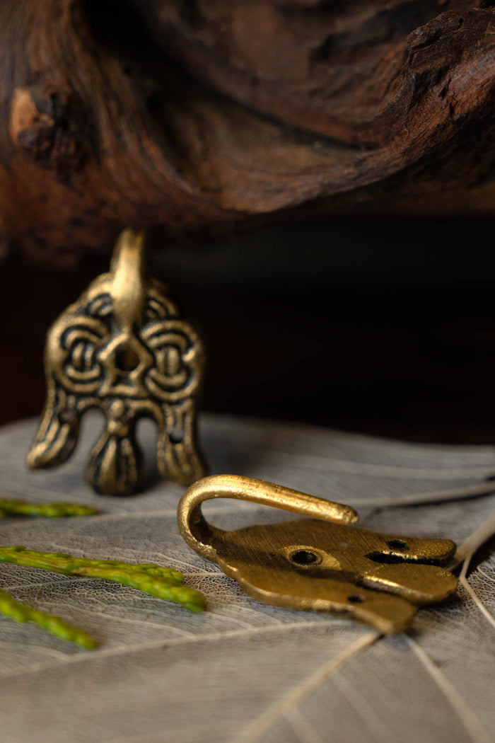 Hooks for leg wraps Birka, brass