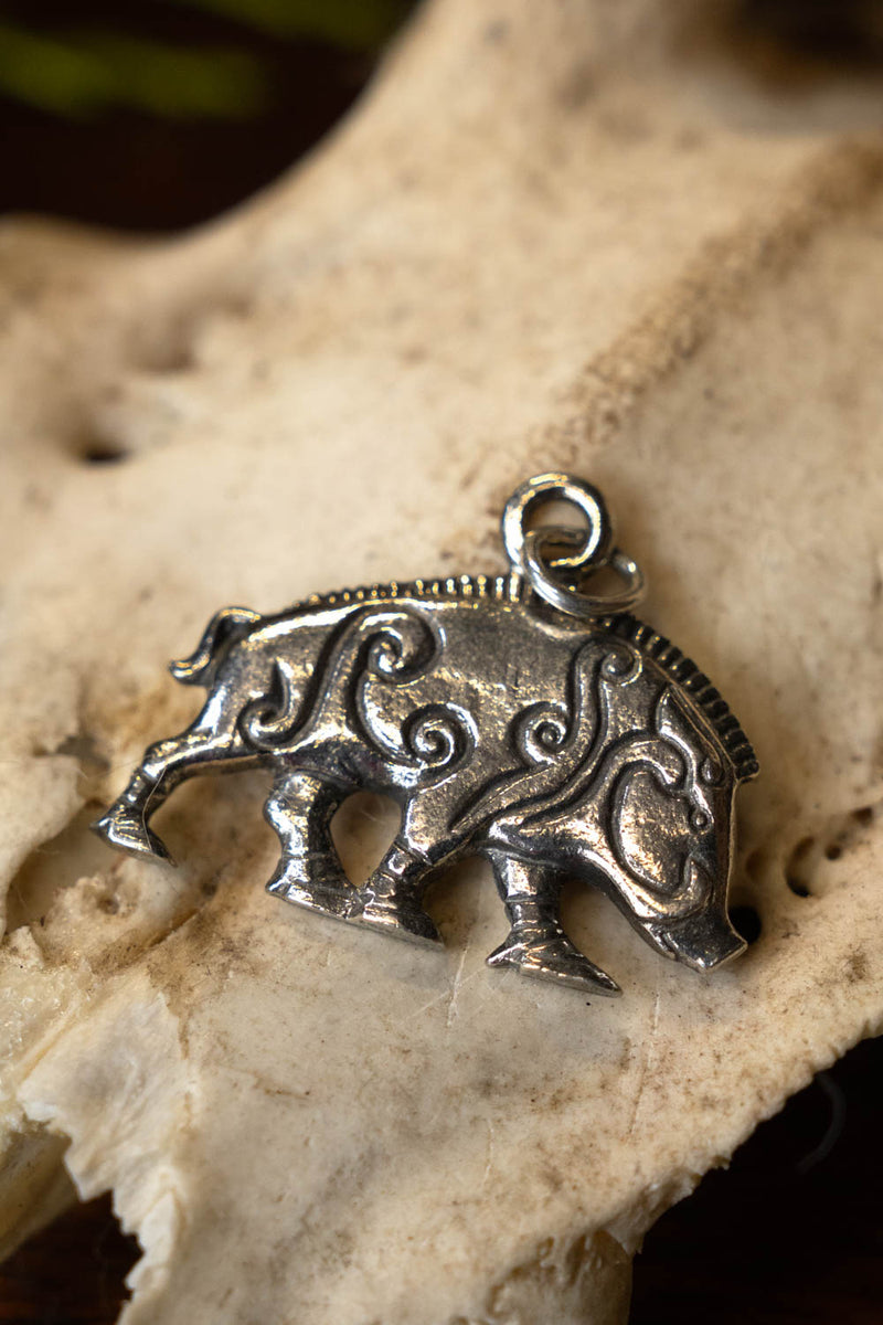 Pendentif sanglier picte Knocknagael, étain