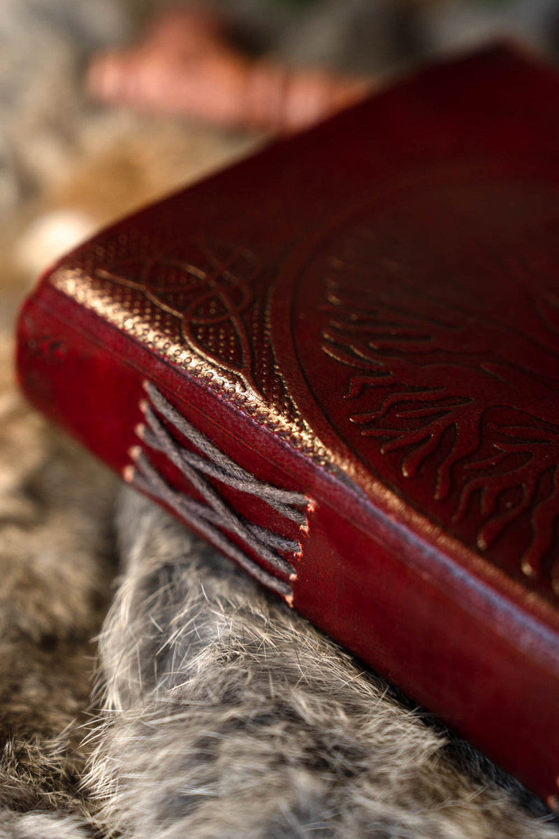 Lederbuch Yggdrasil mit Schloss