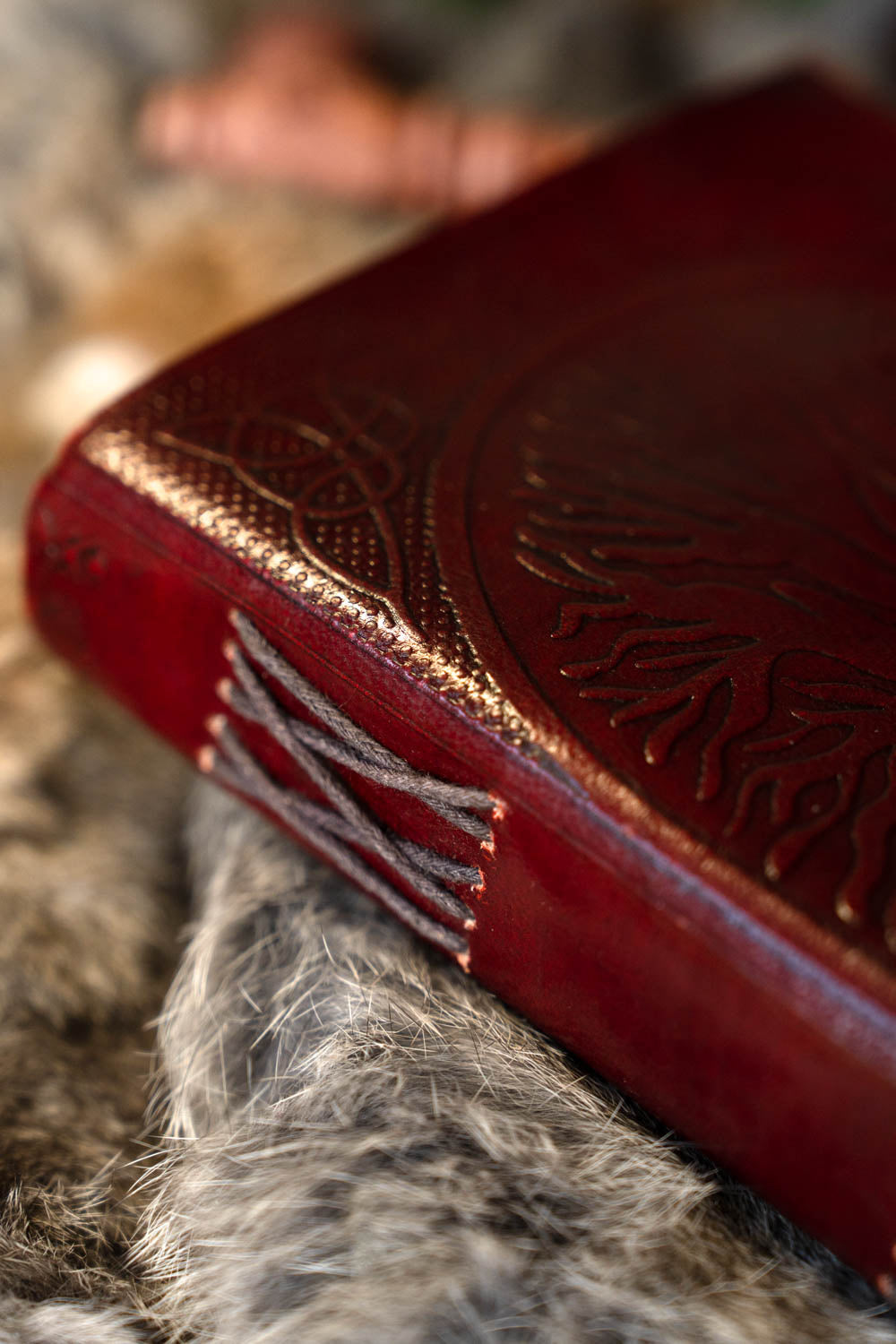 Leren boek Yggdrasil met slotje