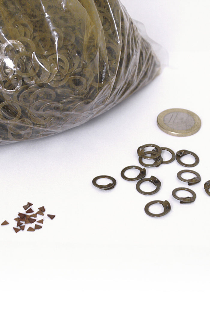 1 kg kółek kolczych, płaskie kółka – nity klinowe, 8 mm