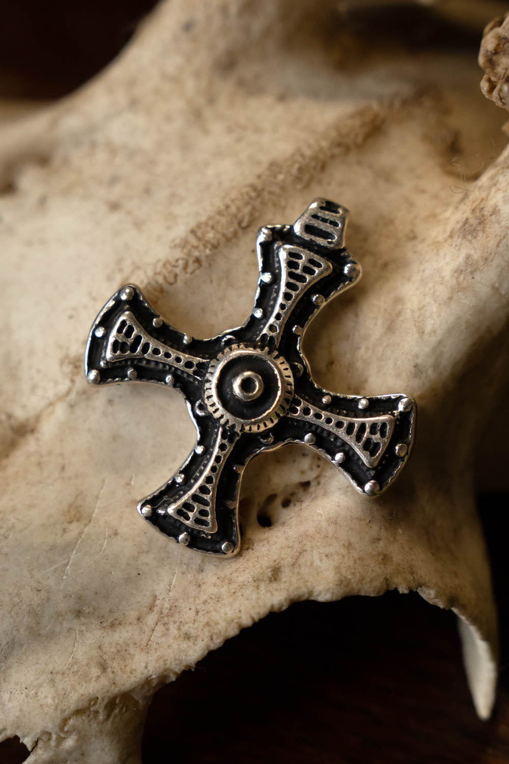 Cuthbert-kors, forsølvet bronze