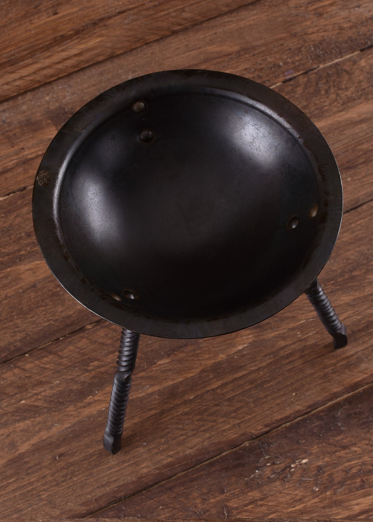 Małe palenisko ogrodowe na nogach