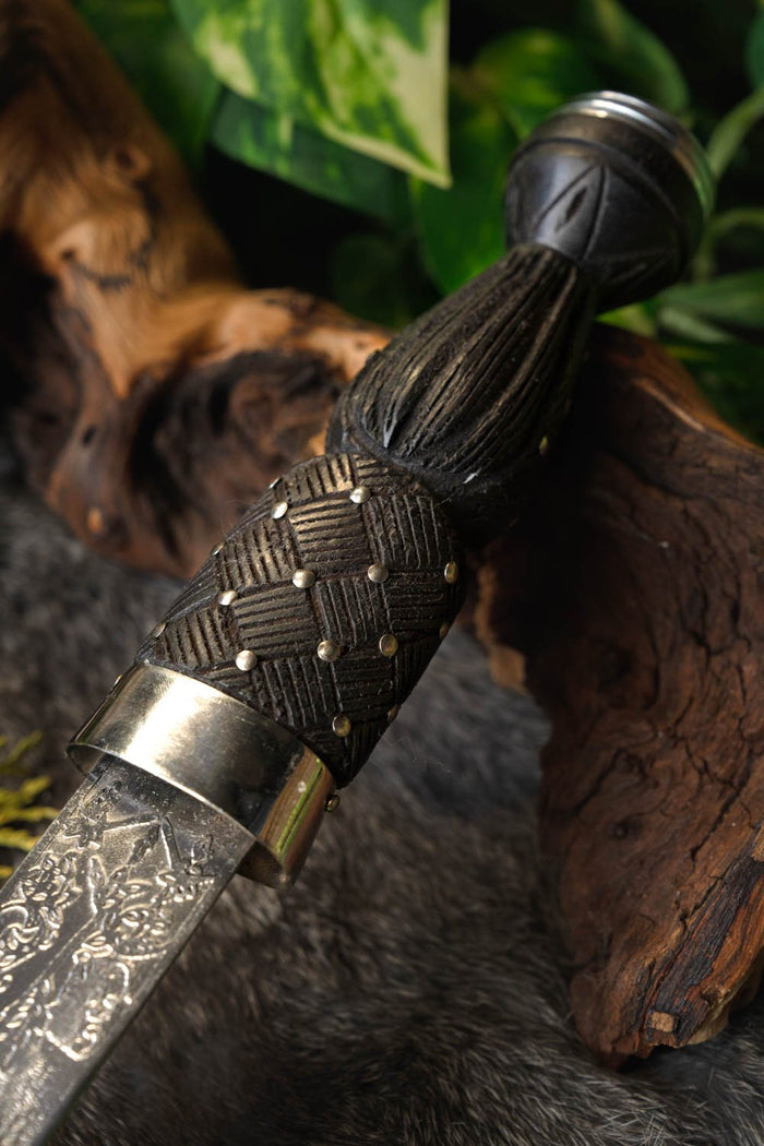 Verzierter Dirk, halbscharf