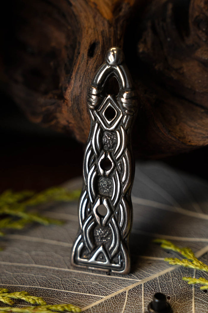 Extrémité de ceinture de Birka de style Borre, argentée