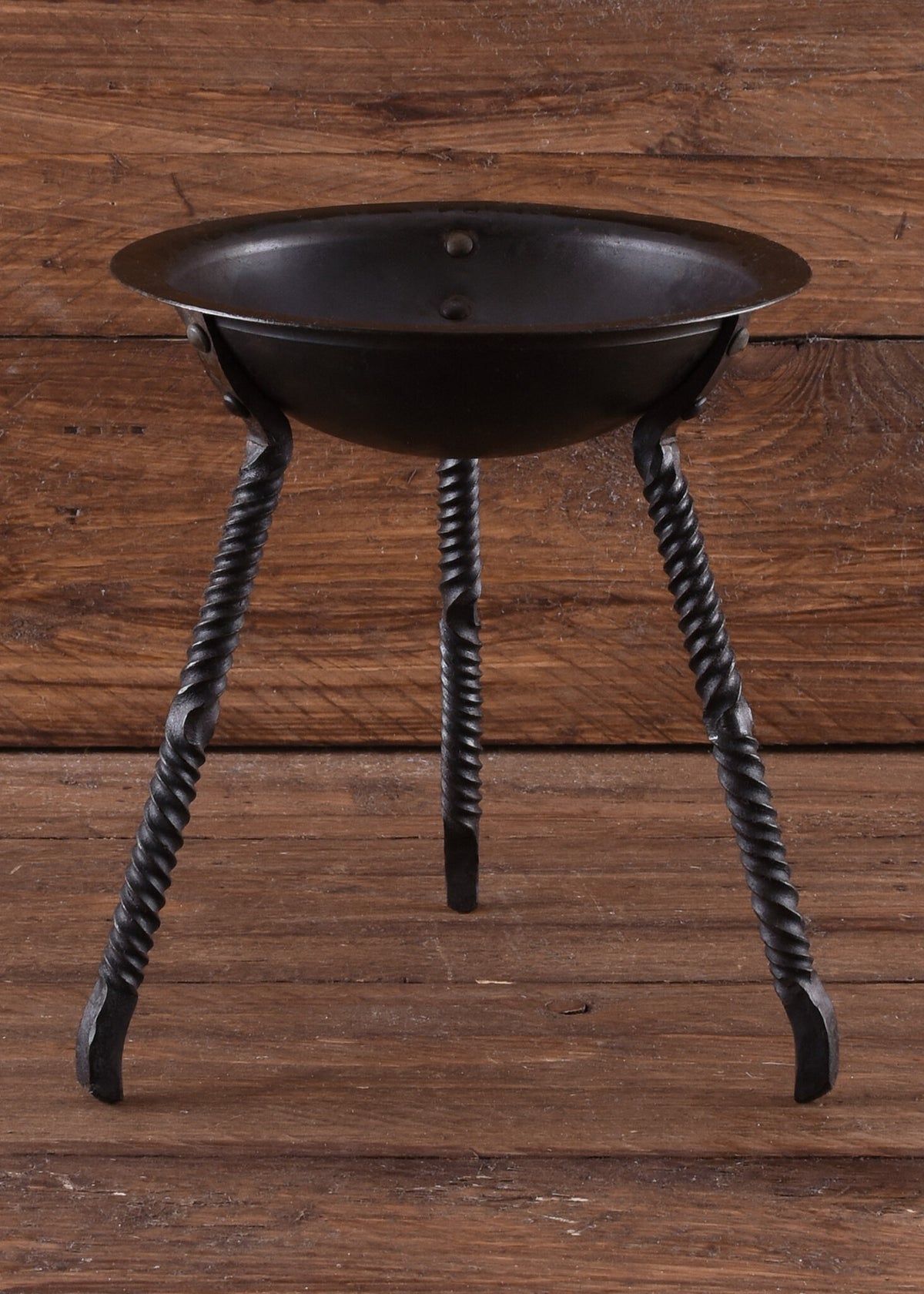 Małe palenisko ogrodowe na nogach