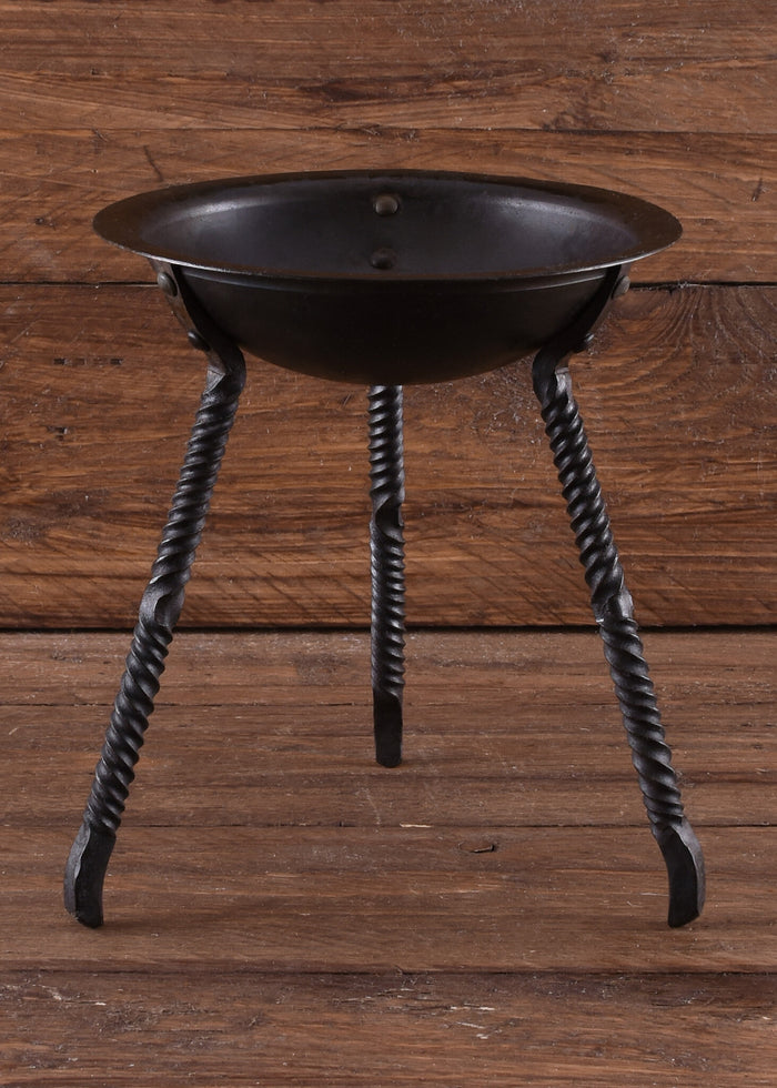 Małe palenisko ogrodowe na nogach