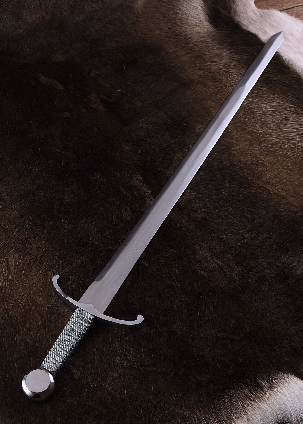 Średniowieczny miecz z zakrzyżowaną jelcem, półostry