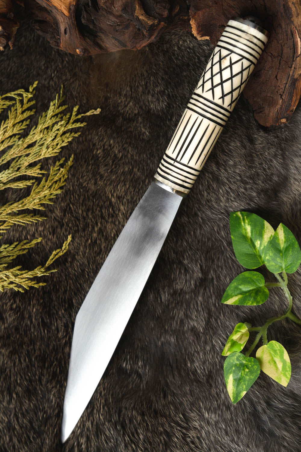 Vikingasax med benskaft, halvvass