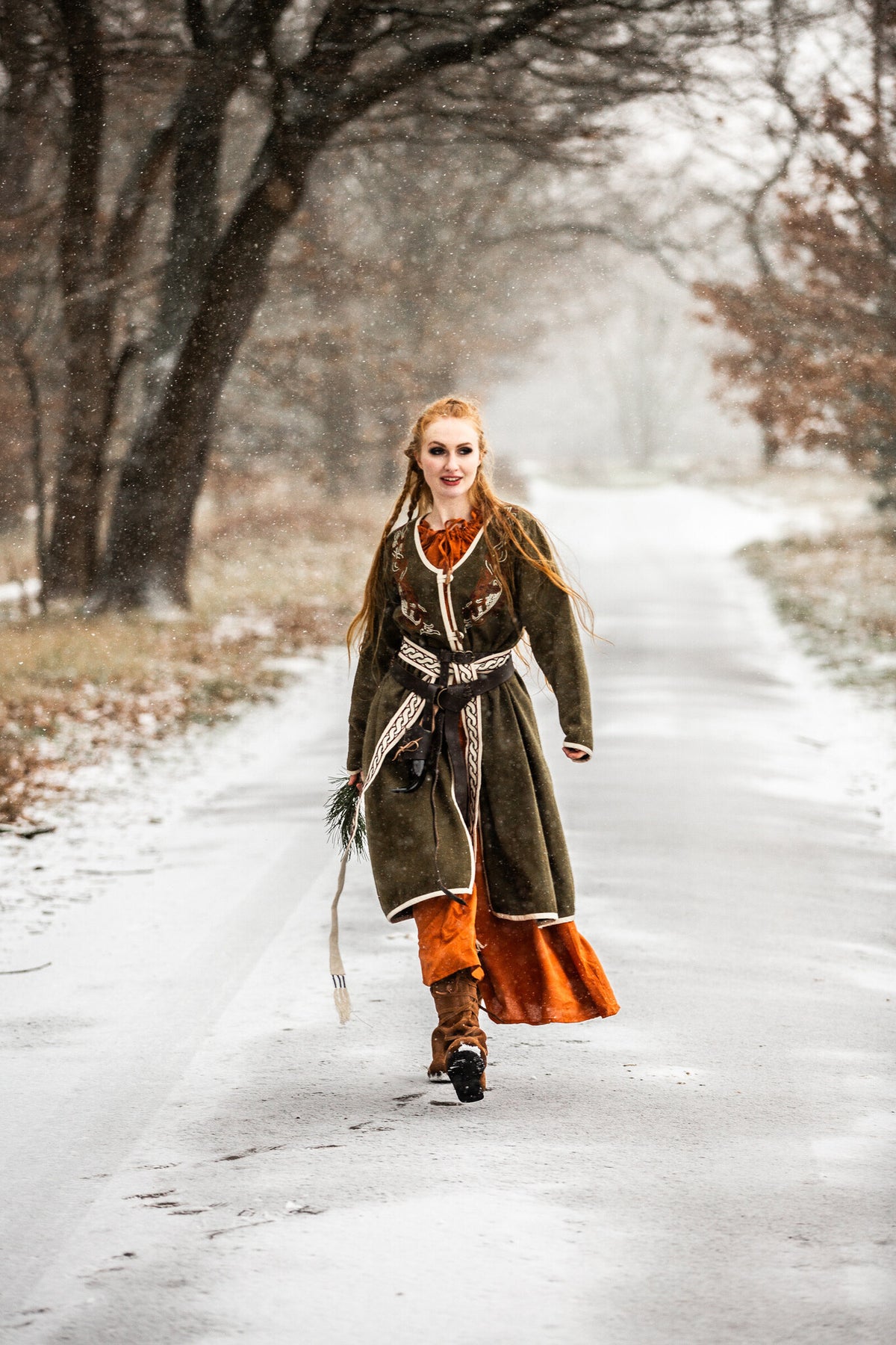 Wikiński kaftan Skadi, oliwkowozielony, mieszanka wełny