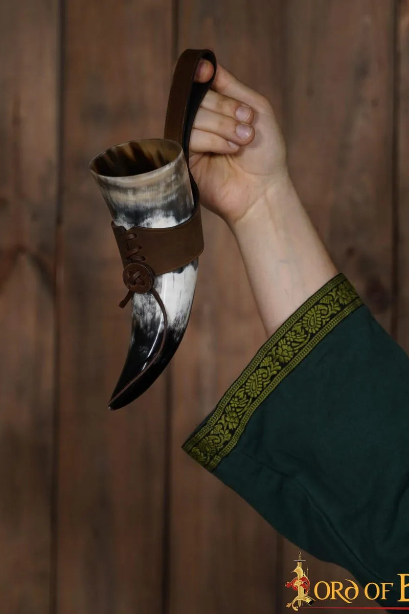 Natürliches Trinkhorn mit Lederhalter