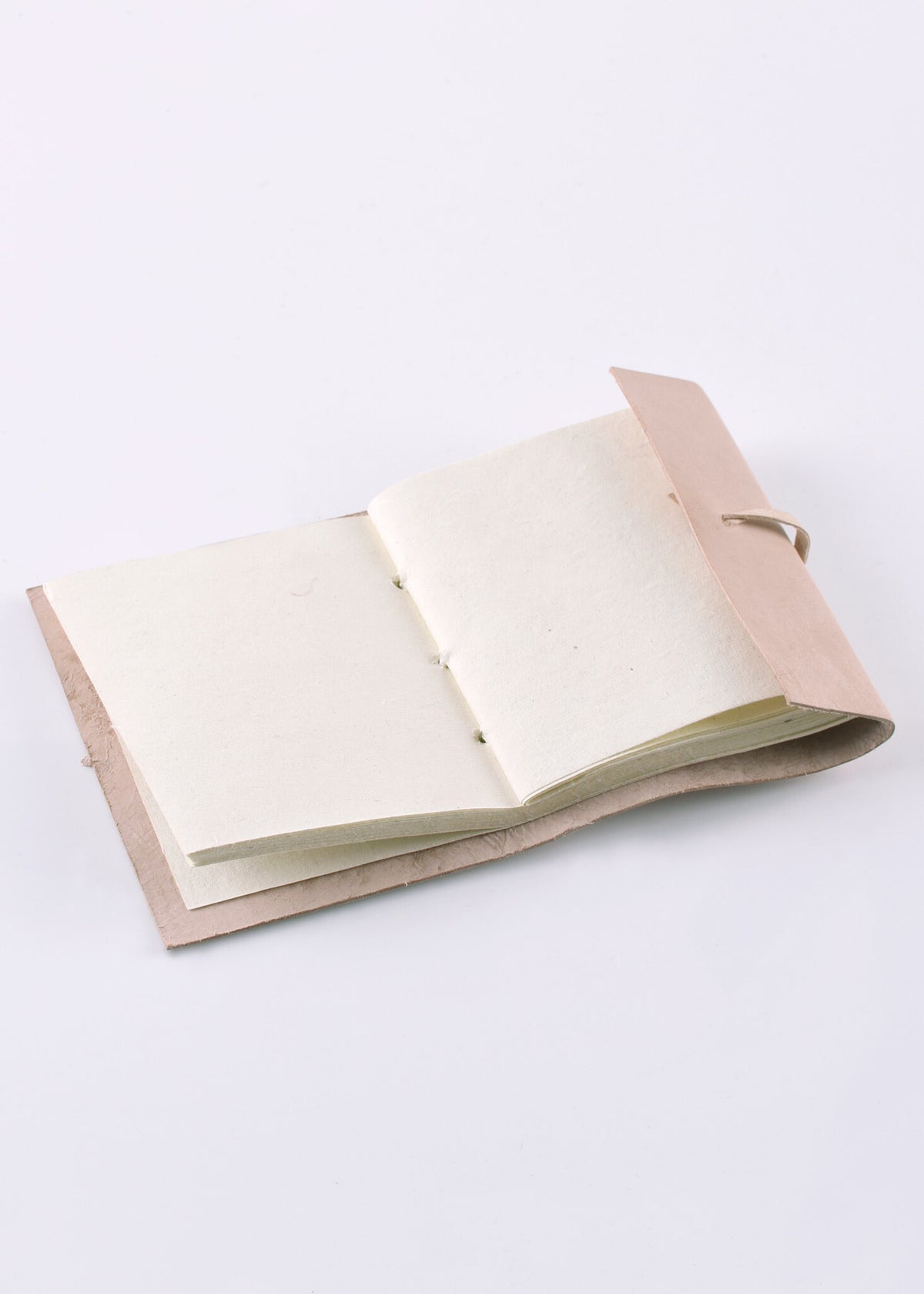 Liten anteckningsbok med läderomslag