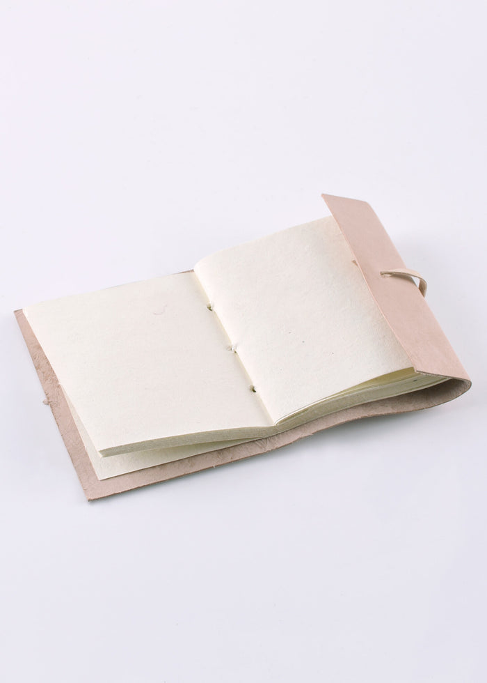 Liten anteckningsbok med läderomslag