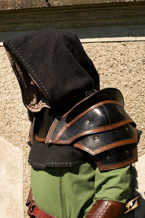 Kožené pauldrons & gorget, čierna-hnedá