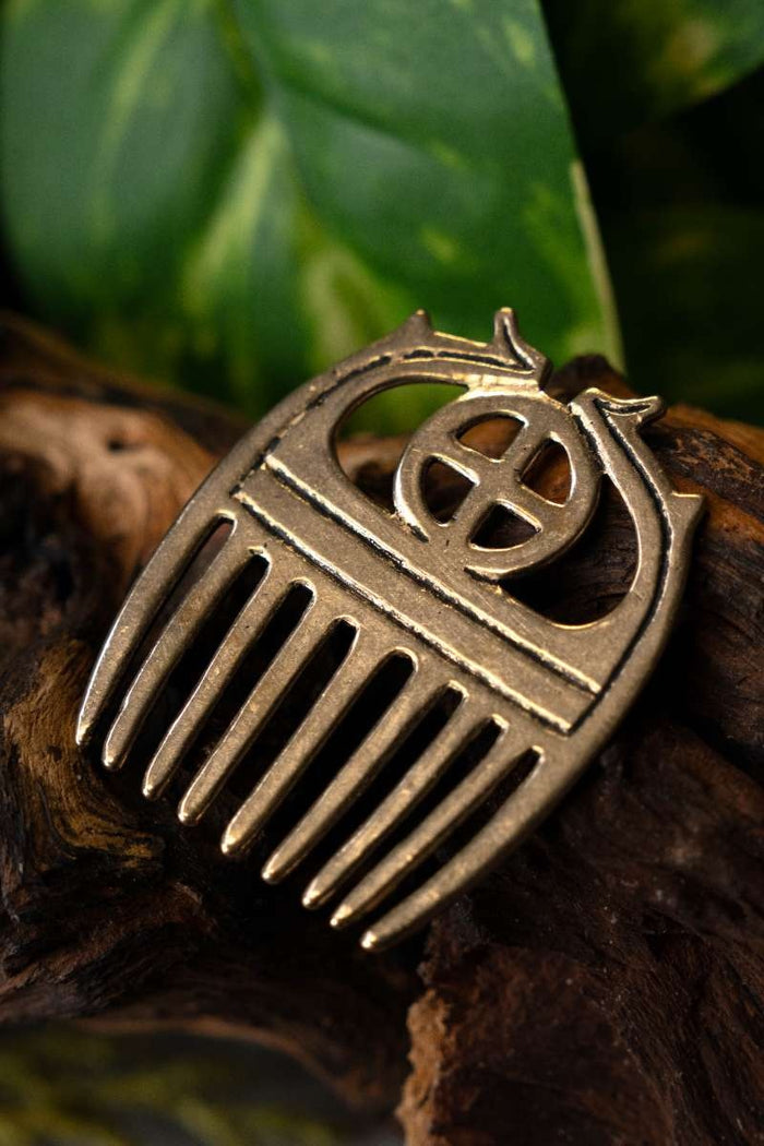 Âge du bronze peigne avec roue solaire, bronze