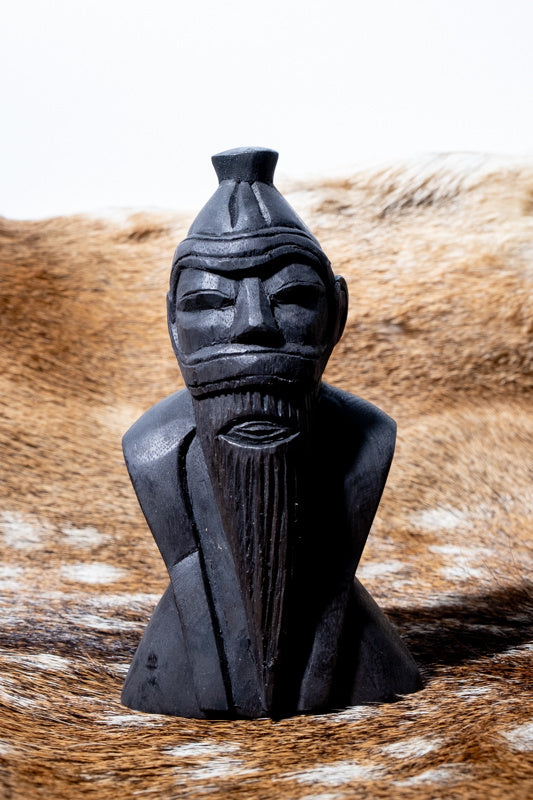 Tallado en madera del dios vikingo Freyr, negro