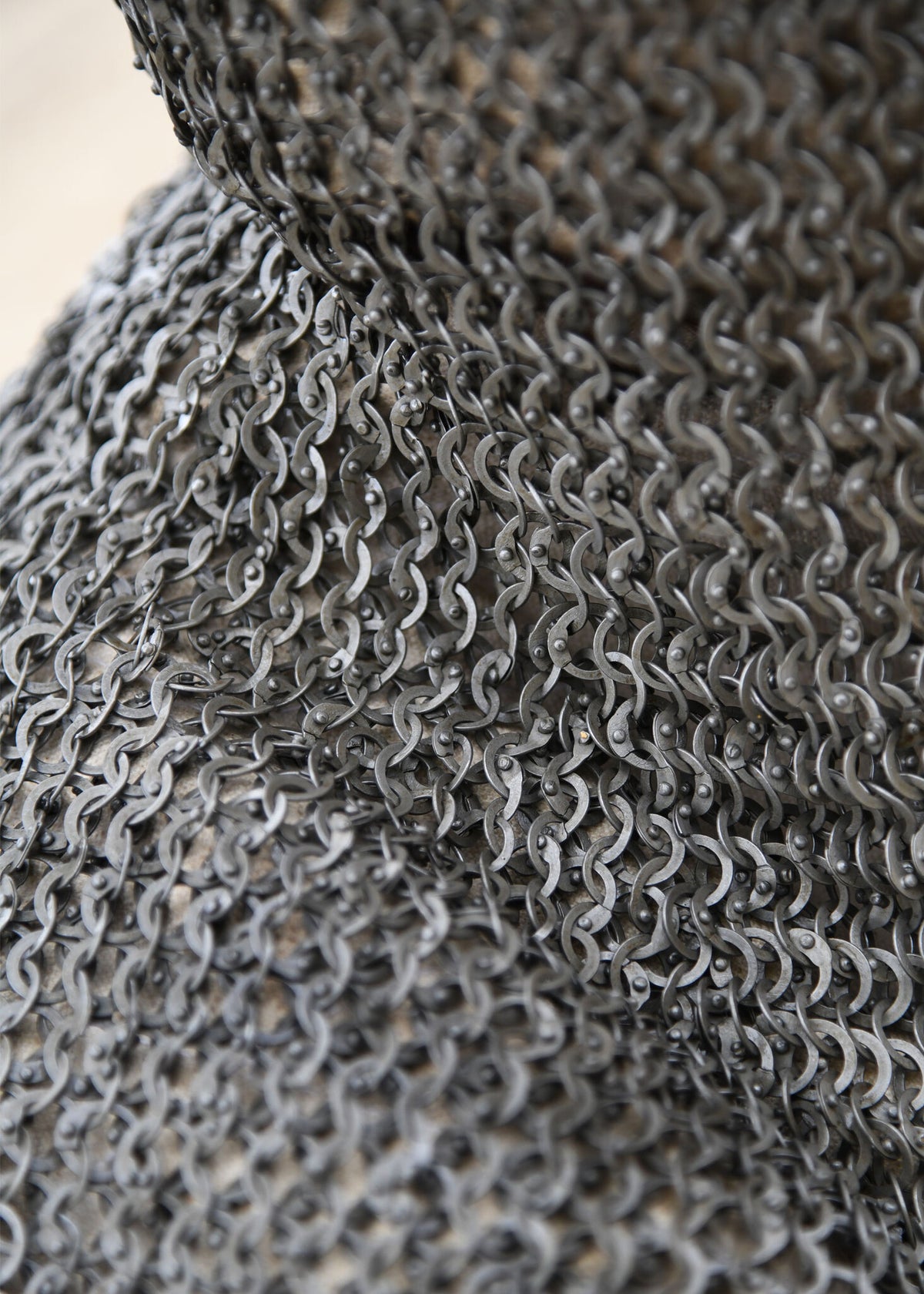 Maliën coif met vierkante hals, platte ringen - ronde klinknagels, 8 mm