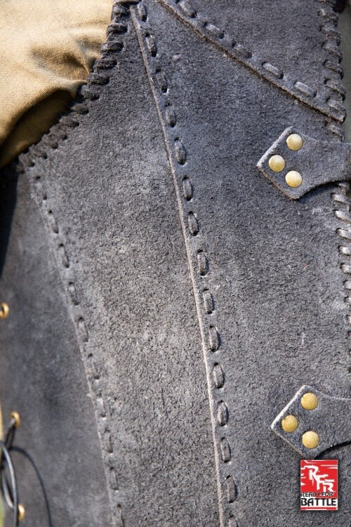 Brigandine met riemen, zwart
