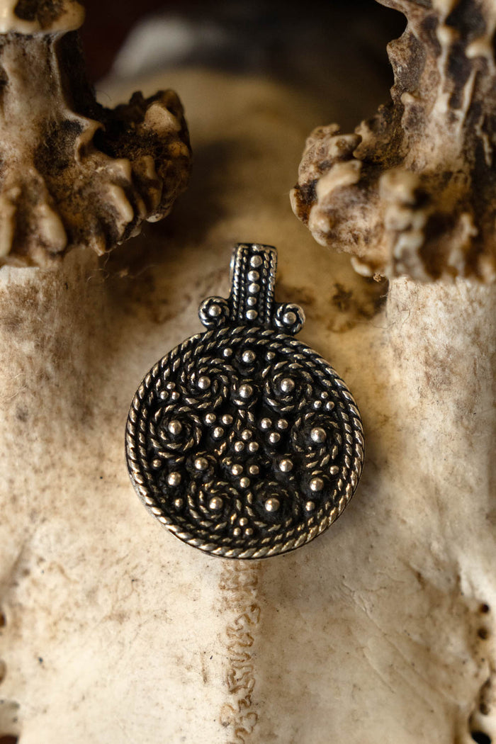 Birka skjoldamulet, grav 943, forsølvet bronze