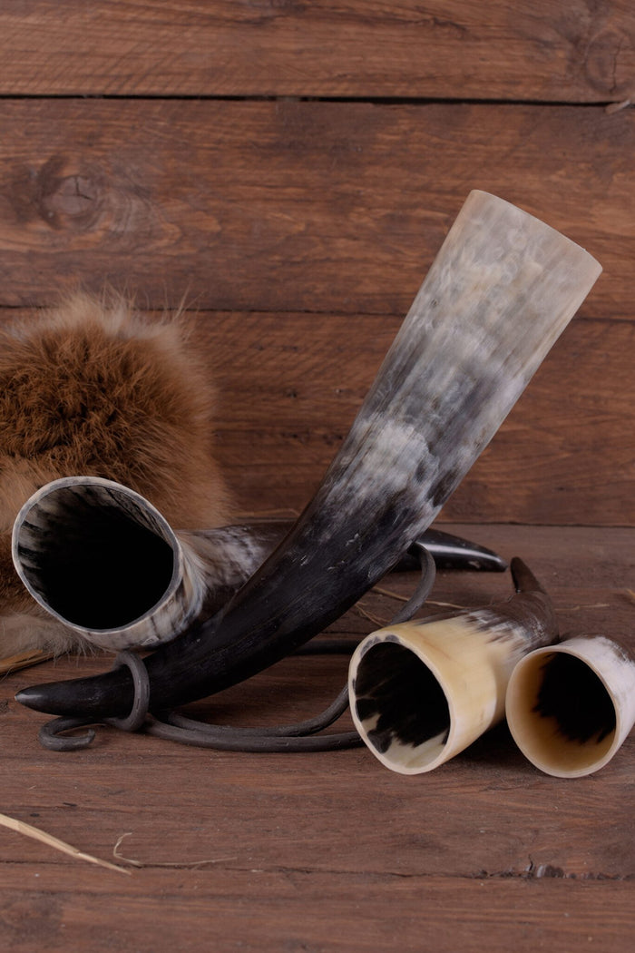 Tasse vintage en forme de corne avec support en cuir style viking pour bière, vin, hydromel etc Tasse vintage en forme de corne avec support en cuir style viking pour bière, vin, hydromel etc