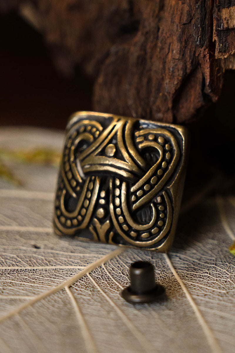 Vikingrembeslag med knude i Borrestil, messing