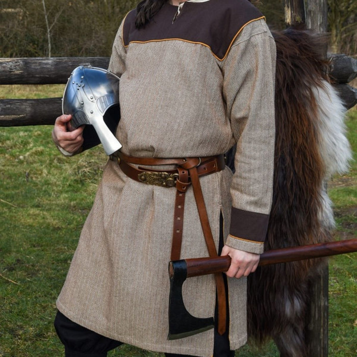 Thorsberg tuniek, vissengraatmotief, bruin