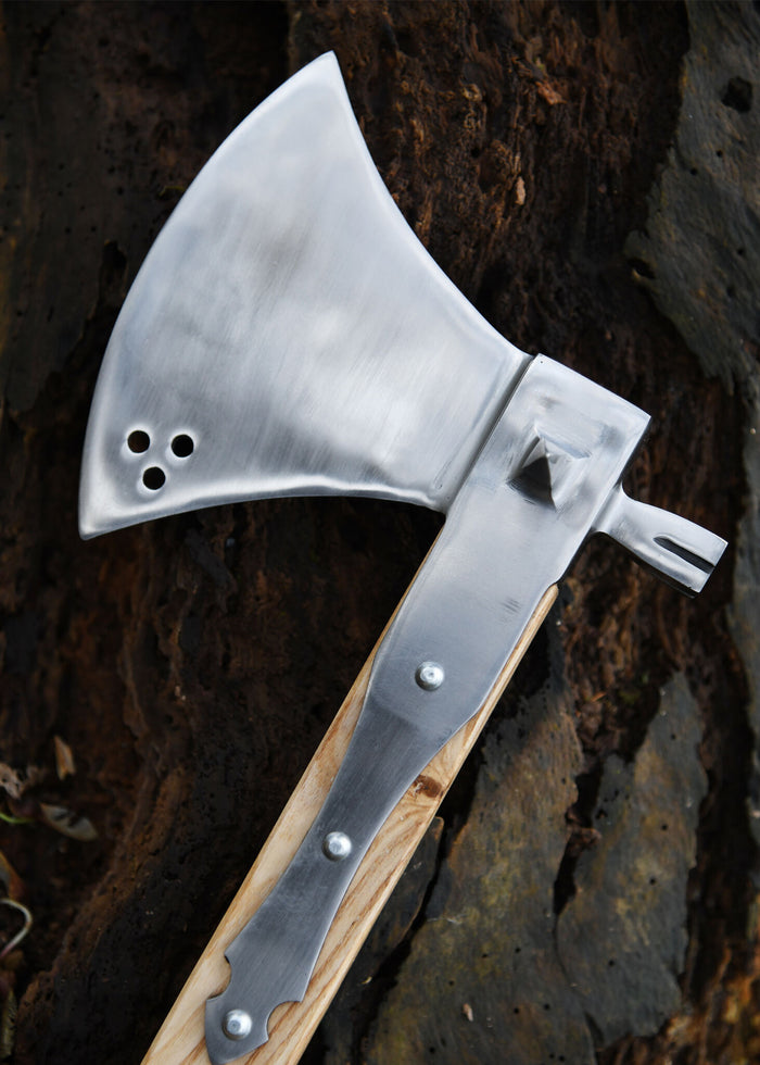 Hacha de combate con cabeza de martillo, siglo XVI, semi-afilada