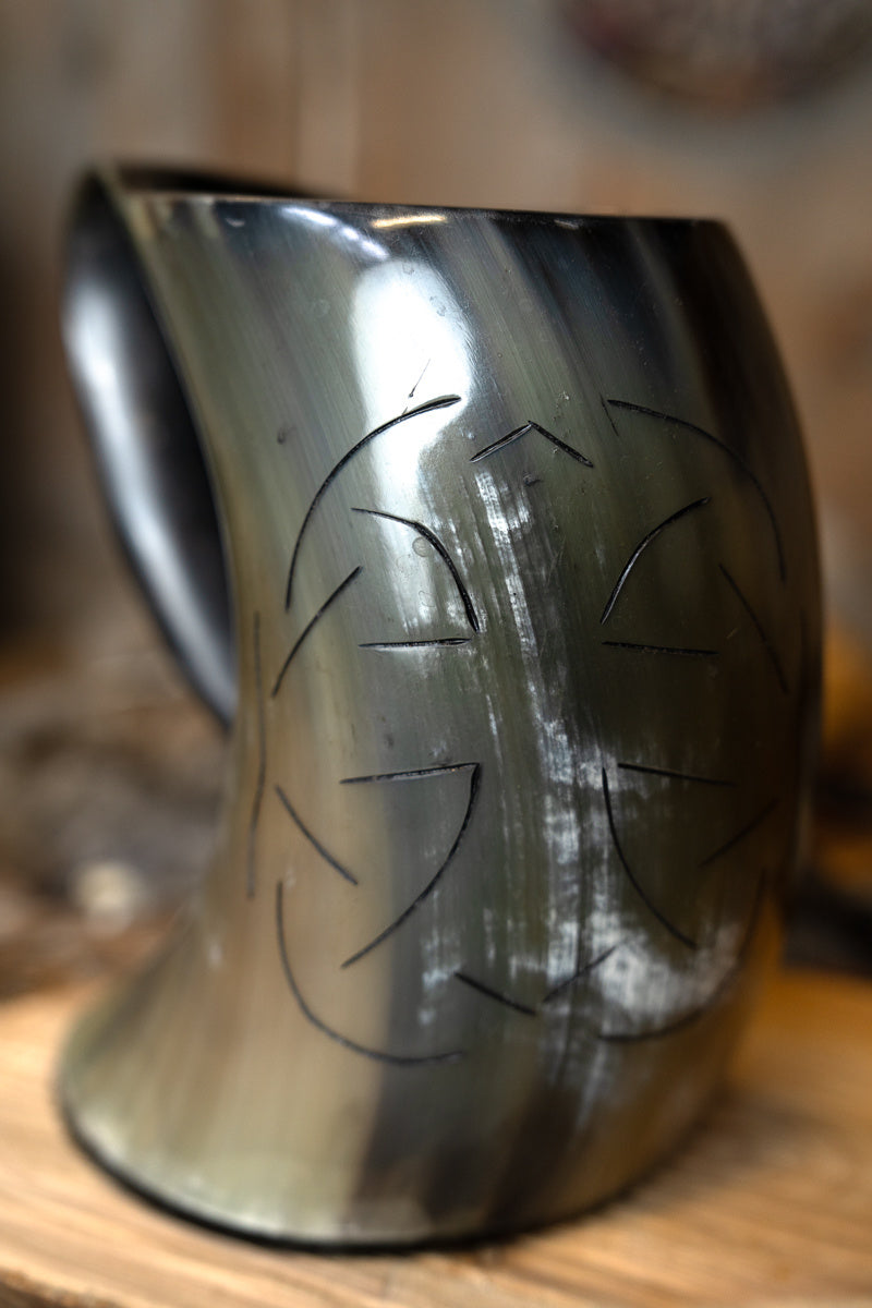 Jarra de cuerno con motivo celta, 500–650 ml