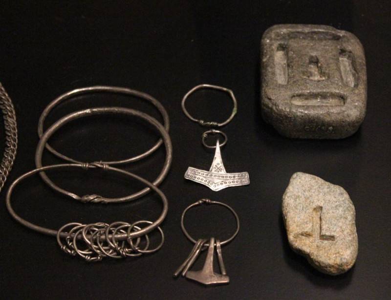 Rømersdal Thorshamer met ring, brons