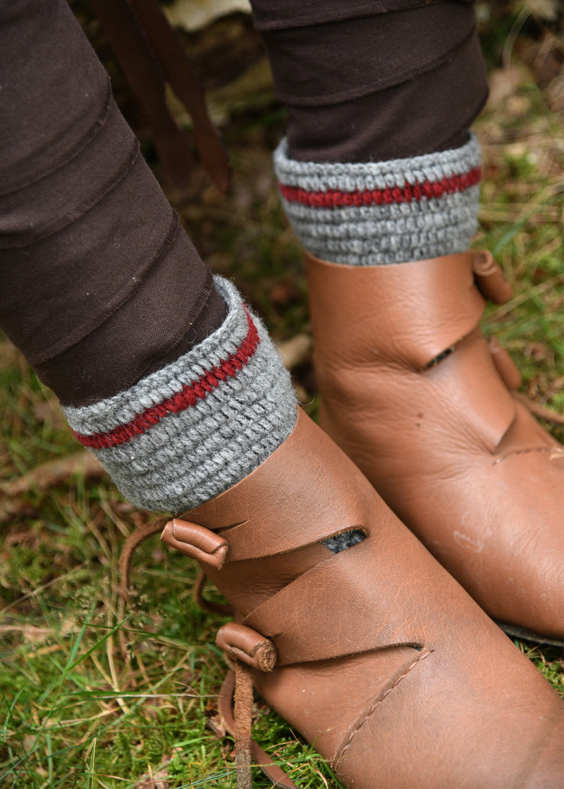 Gehäkelte Socken 100 Prozent Wolle grau weinrot