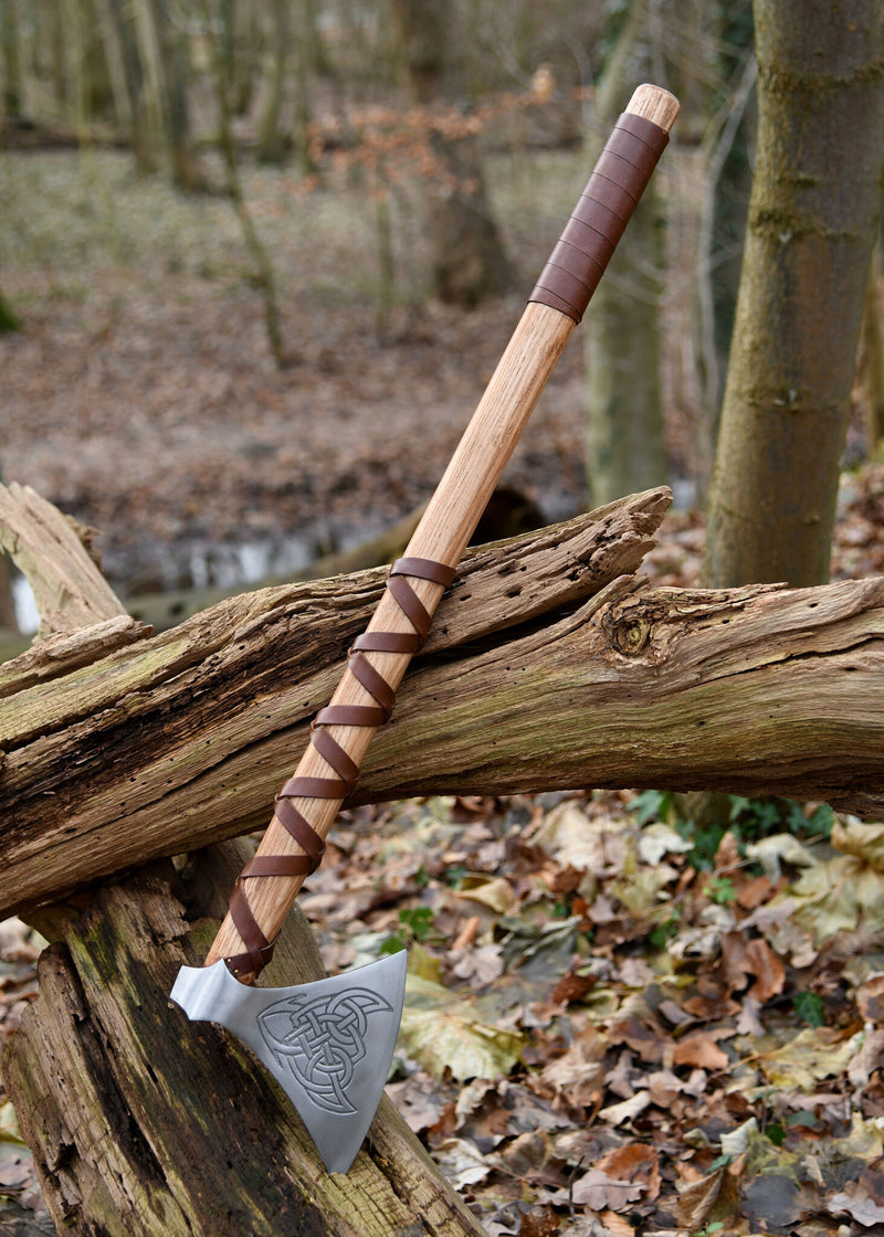 Vikingayxa, typ M, graverad, halvscharp