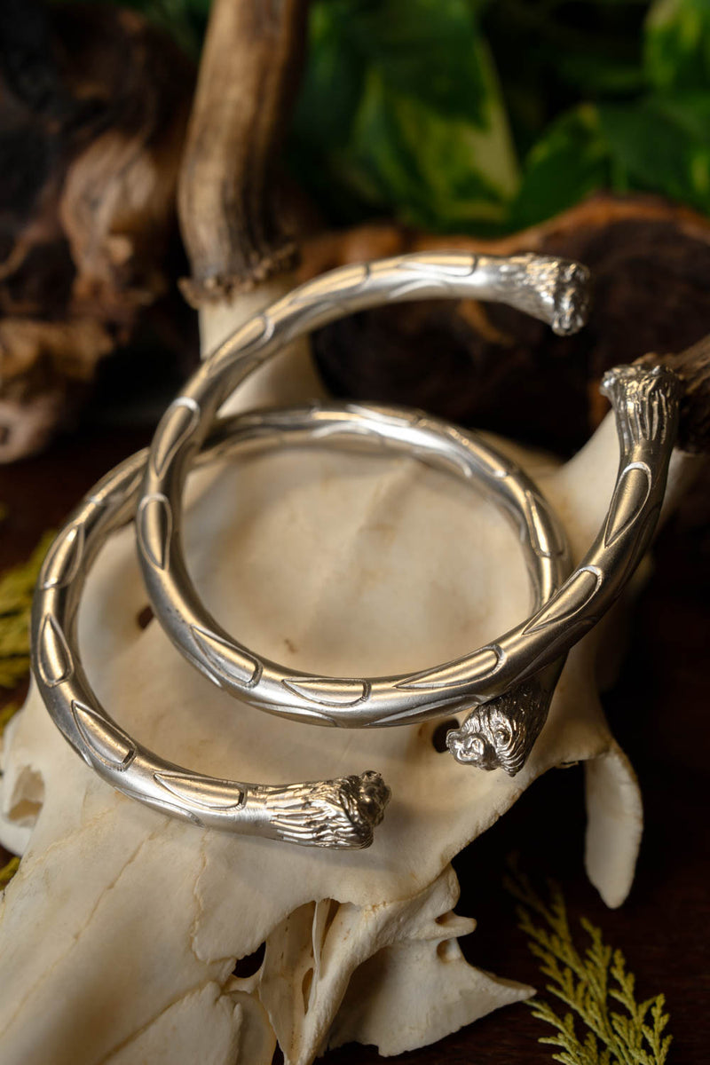 Römische Armillae mit Löwenköpfen, Paar, versilbertes Messing